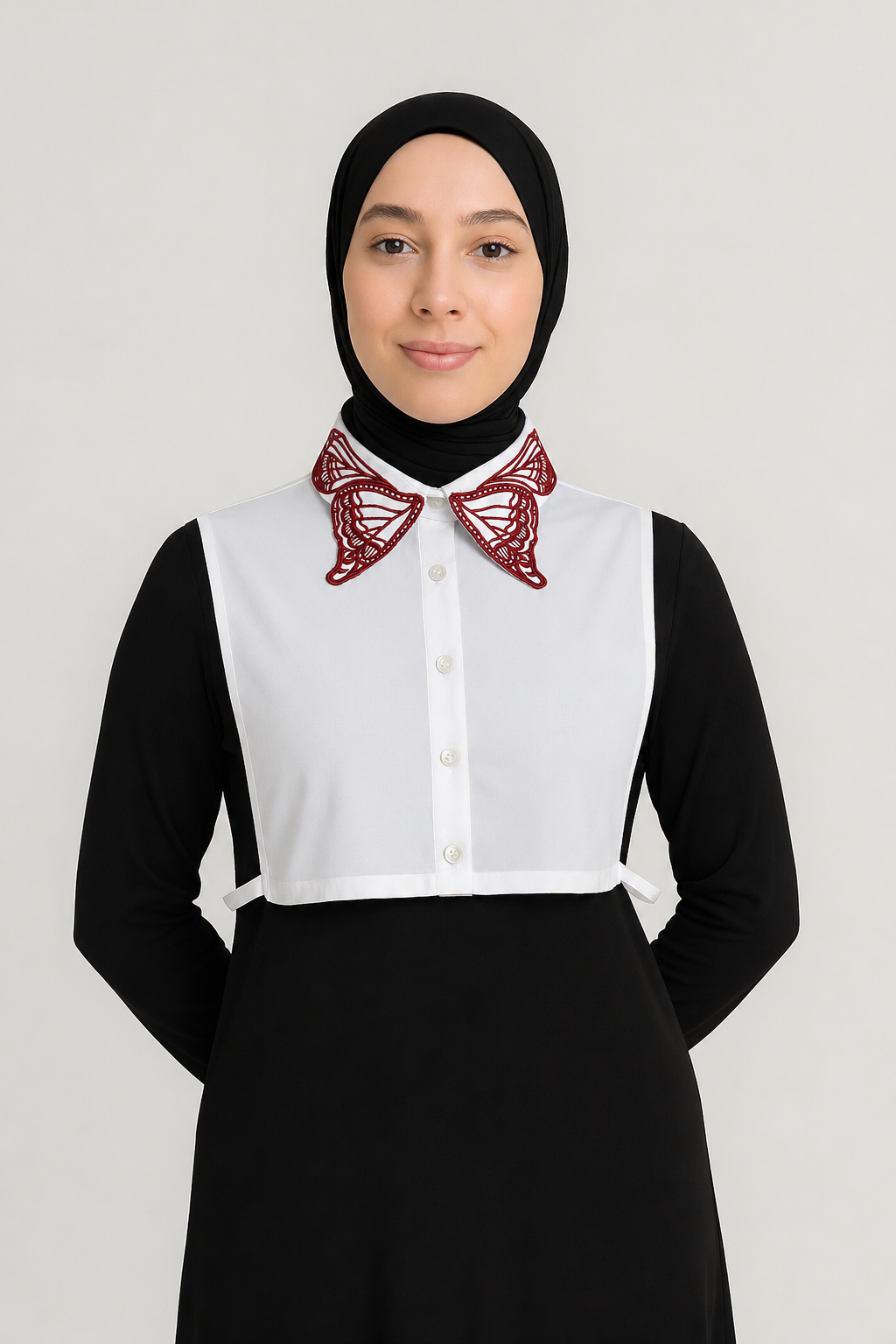 Nakış detaylı beyaz sahte gömlek yakası ve siyah kazak kombinli kazak içi gömlek yakası modeli.