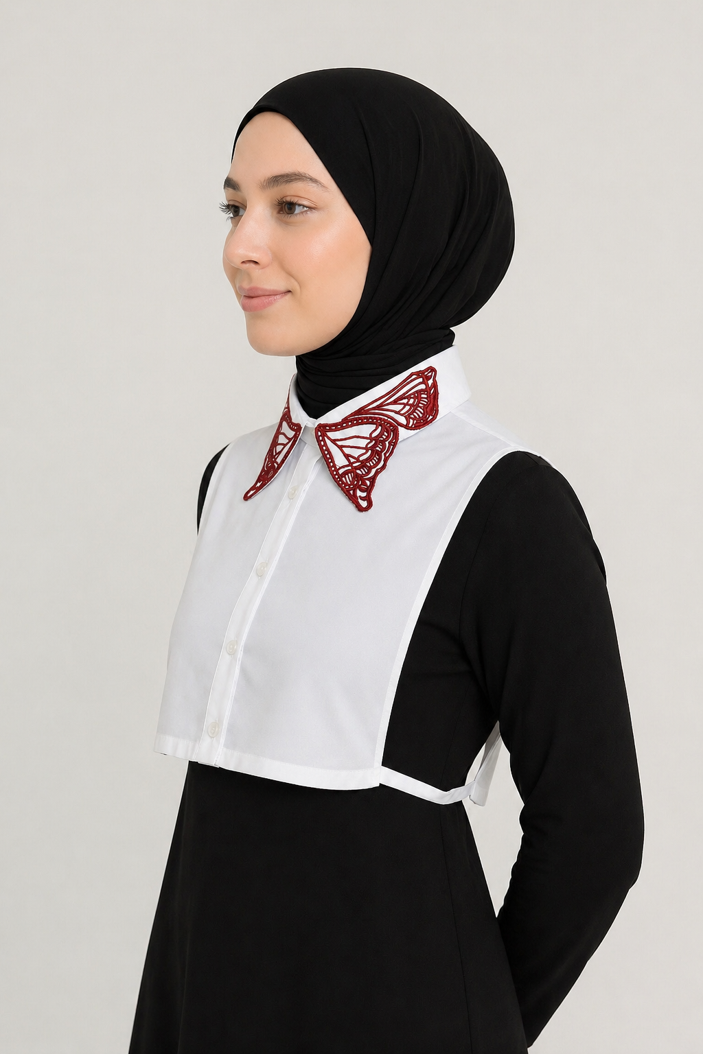 Şık ve pratik kullanım sunan, kelebek desenli işlemeli seyyar gömlek yakası ve hazır gömlek yakası tasarımı.