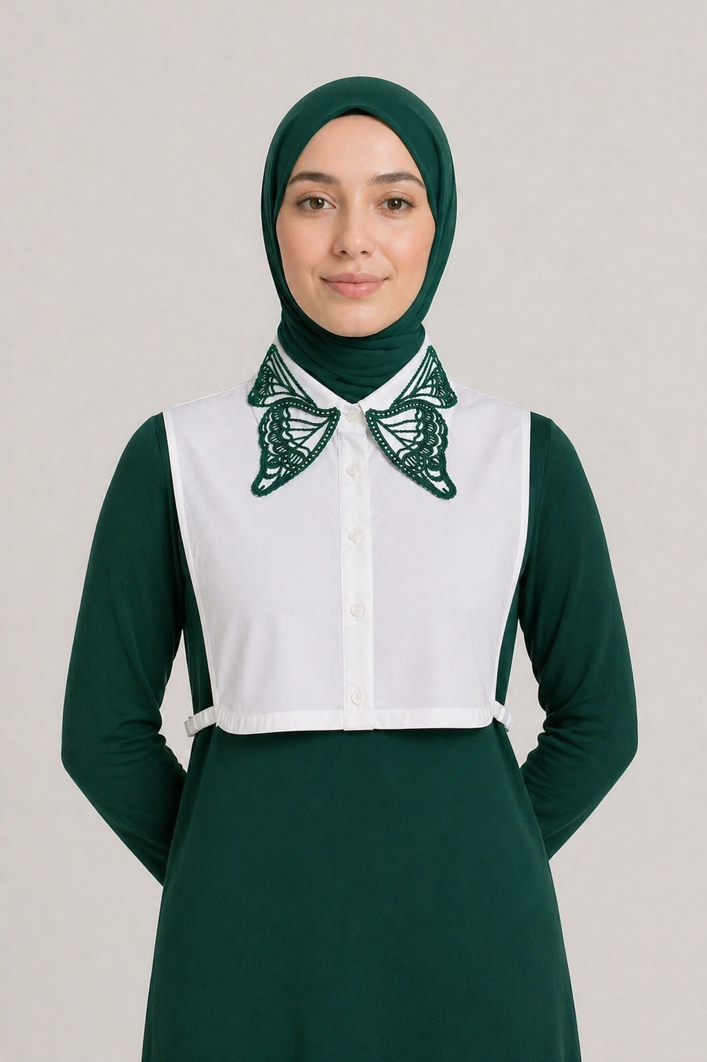 Yeşil elbise üzerinde kelebek nakış detaylı beyaz hazır gömlek yakası modeli.
