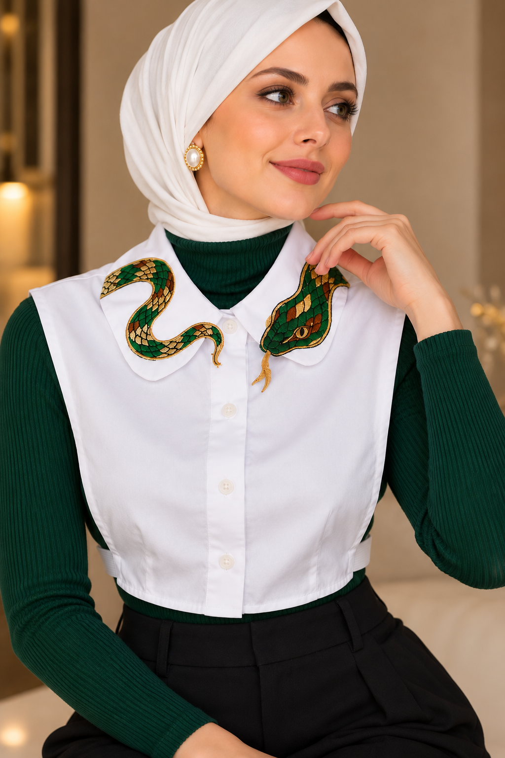 Yılan işlemeli yaka yakın çekim