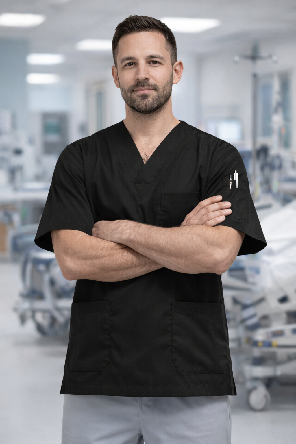 Siyah erkek scrubs forma giyen doktor hastane ortamında modern ve şık duruşuyla