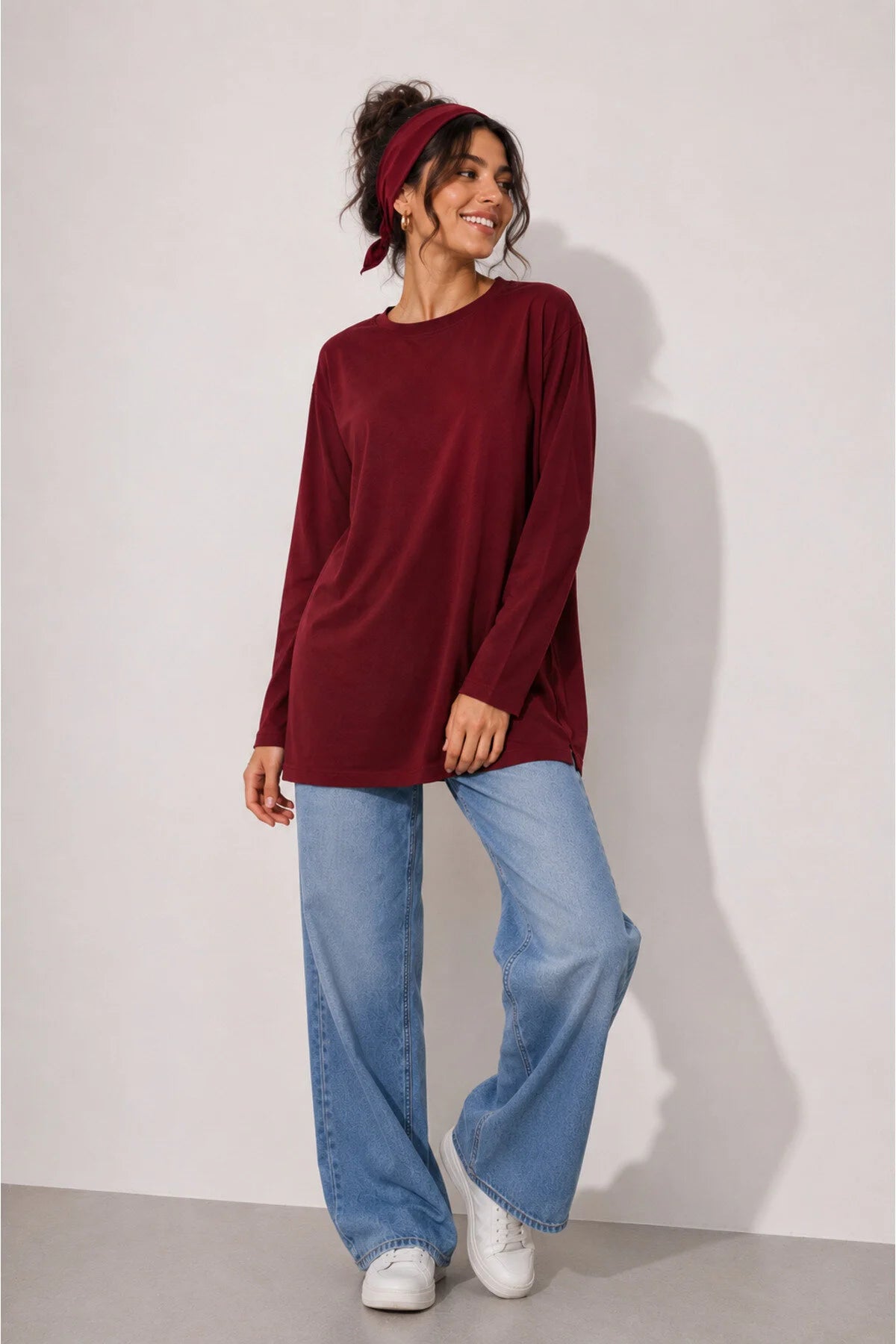 Bordo balıkçı yaka tunik gülümseyen yakın çekim