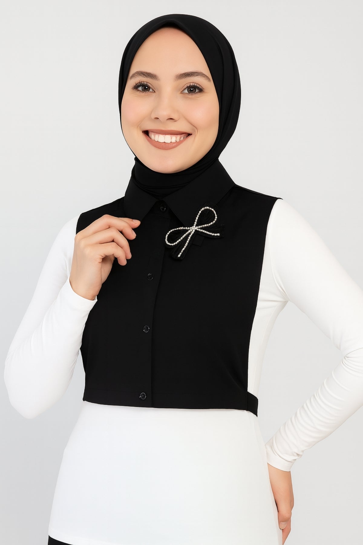 Taşlı Fiyonk Broşlu Gömlek Yaka - Siyah