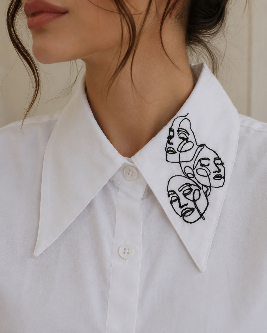 Line art yaka siyah yüz deseni işleme detayı
