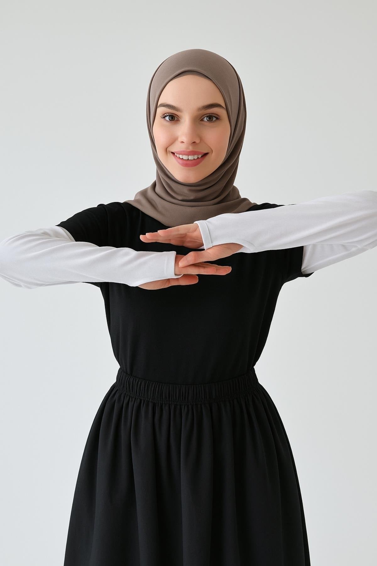 سوار ذراع بدون ياقة للرقبة - أسود