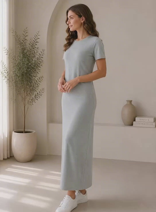 Yeni sezon boydan elbise modelleri içinde yer alan, kısa kollu ve dik çizgili kumaş yapısına sahip modern tesettür günlük elbise.