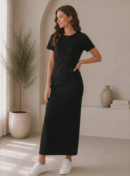 Kadın tesettür boydan elbise modelleri; kapalılar için günlük ve minimal siyah elbise tasarımı.