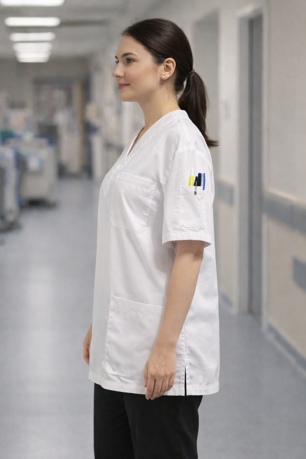 قميص طبي أبيض بأربعة جيوب