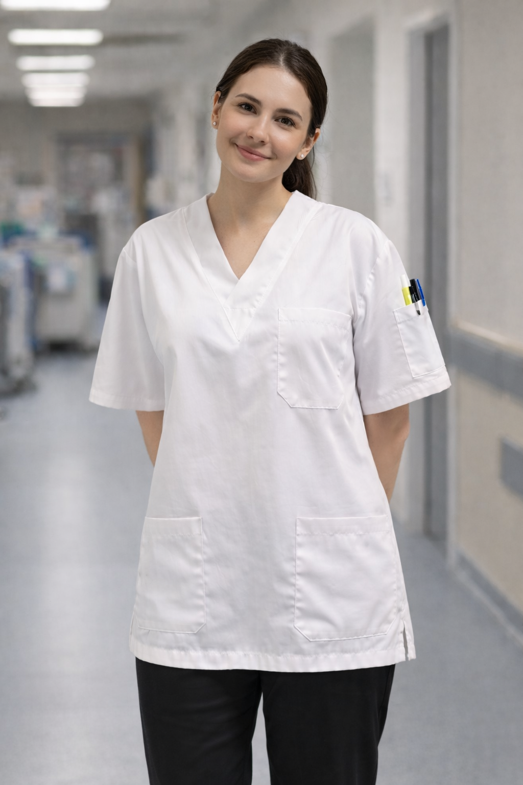 قميص طبي أبيض بأربعة جيوب