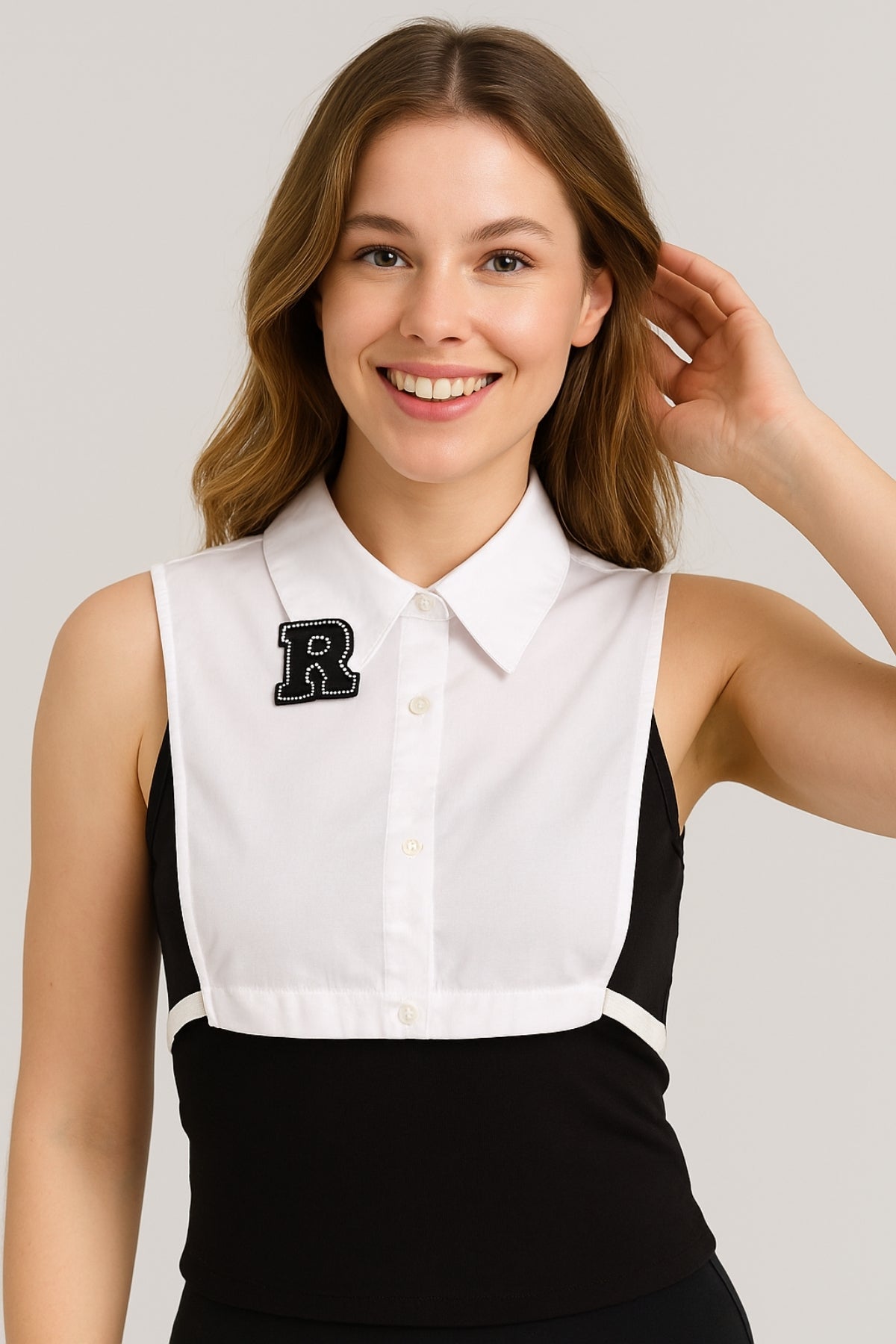 Siyah R Harf Detaylı Gömlek Yakası - Beyaz